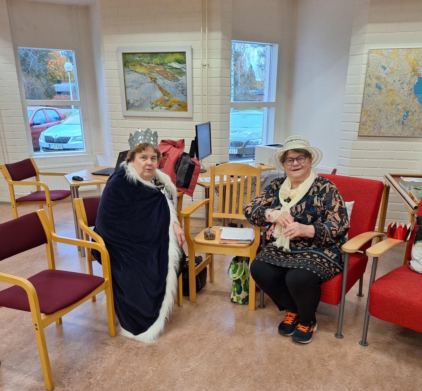 Kaksi hienoa rouvaa istumassa