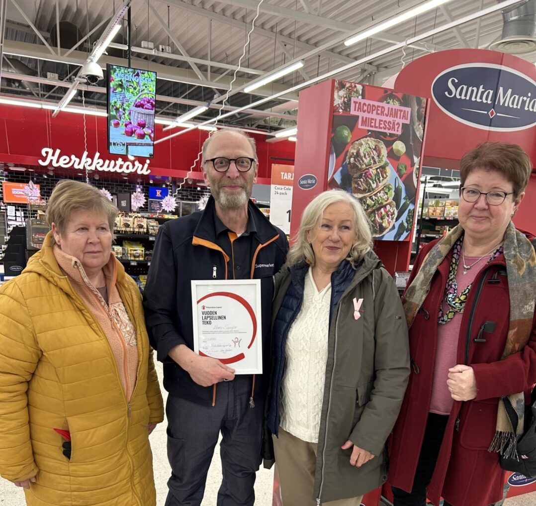 Kolme naista jakaa kunniakirjan miehelle