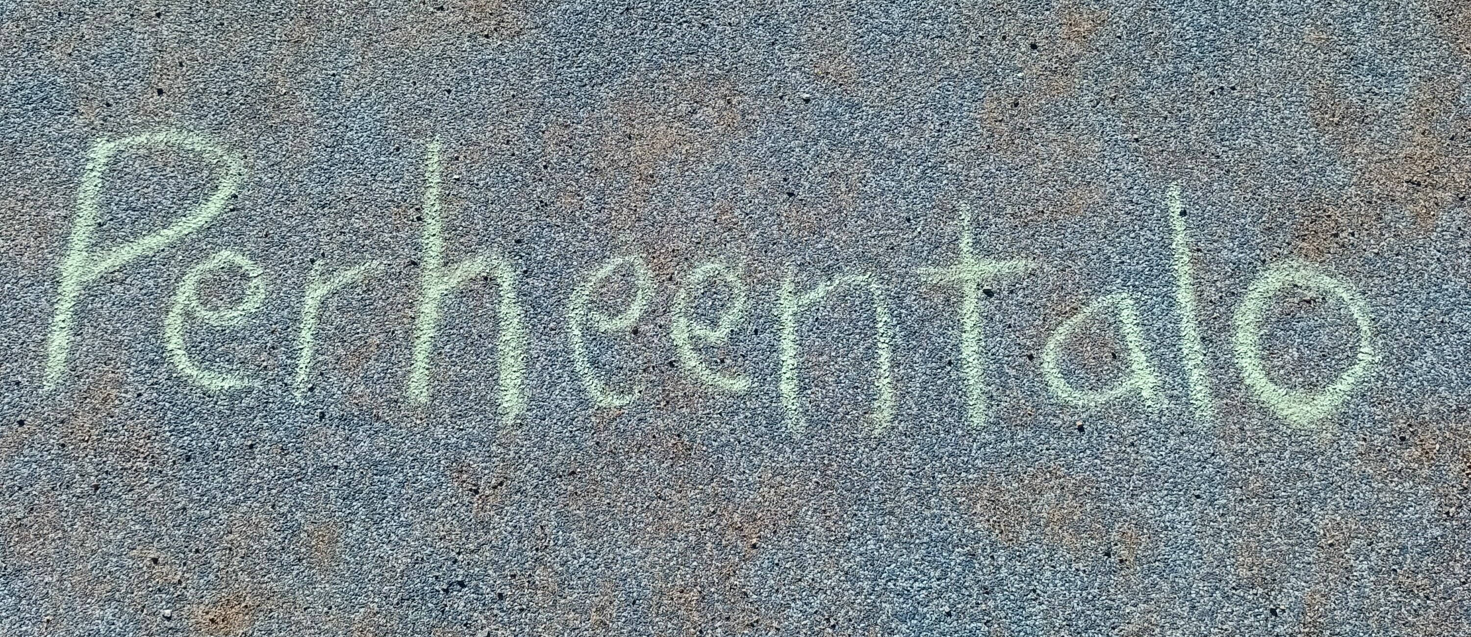 Perheentalo kirjoitettuna asfalttiin liidulla