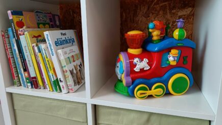 Ikean leluhylly, jossa juna ja kirjoja