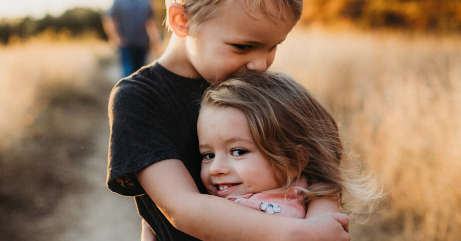 Poika ja tyttö halaavat toisiaan.