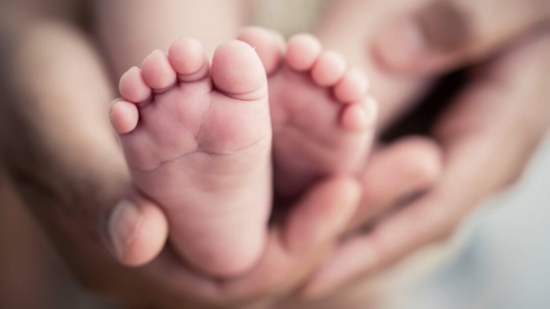 vastasyntyneen lapsen jalat vanhemman käsissä