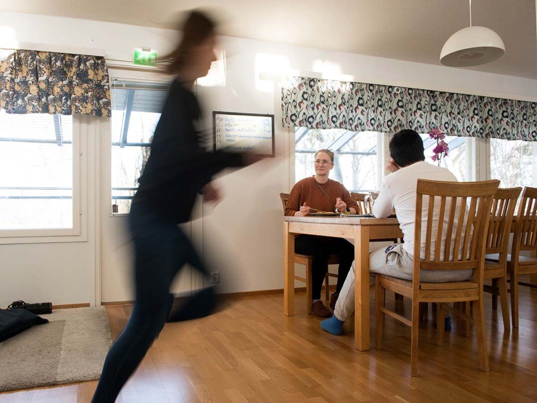 erityislastenkoti Pärskeessä kaksi henkilöä syö ruokapöydän ääressä