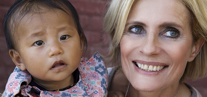Tee Suurlahjoitus. Kuvassa Isabella pitelee sylissään 10-kuukautista Dasang Dolmoa, jonka perhe on saanut apua Pelastakaa Lapsilta maanjäristyksen jälkeen.