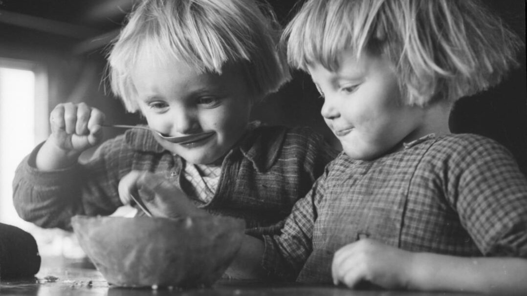 Lapset syömässä pahkakupeista Suomessa 1940-luvulla