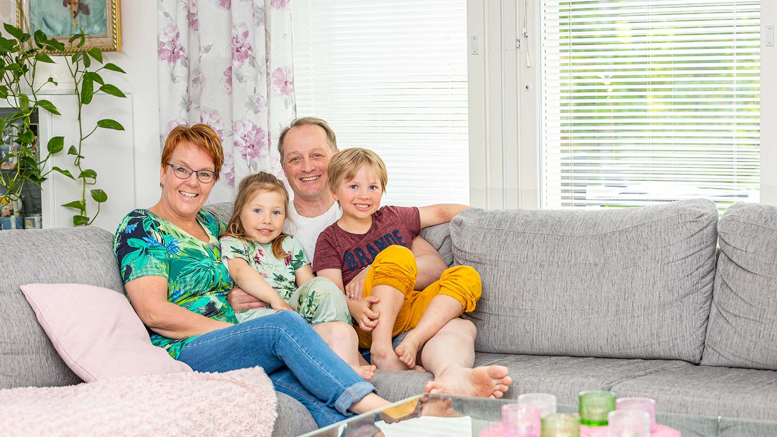 ammatillinen tukiperheen vanhemmat tukiperheessä käyvät tyttö ja poika sohvalla