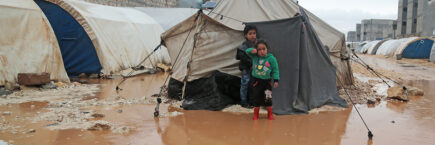 Lapsia tulvien koettelemassa telttakylässä Syyriassa