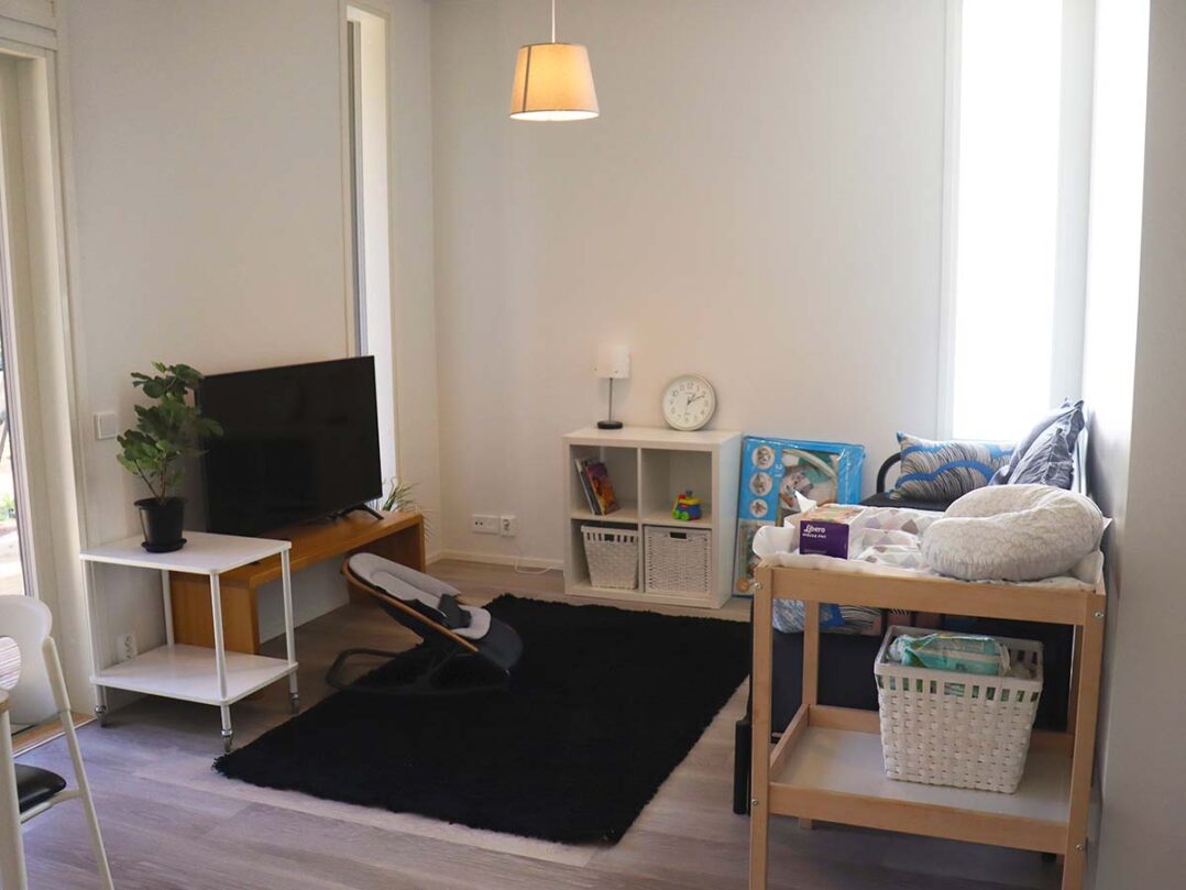 perhekuntoutusyksikkö Tyrskyn asunnon oleskelutila, jossa varusteet vastasyntyneelle