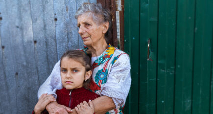 Kuvassa ukrainalainen lapsi nojaa vanhempaa naista vasten