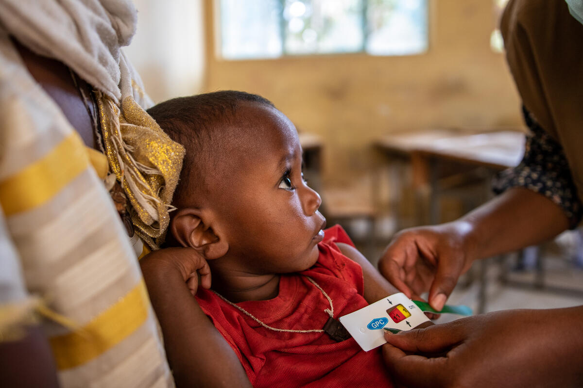 Lapsen käsivarren paksuus mitataan ammattilaisen toimesta Etiopiassa.