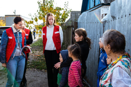 Pelastakaa Lasten työntekijöitä Ukrainassa juttelevat perheen kanssa