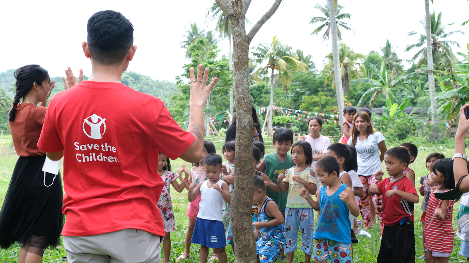 Pelastakaa Lasten työntekijät lapsiryhmän kanssa Filippiineillä