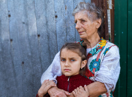 Kuvassa isoäiti ja lapsi Ukrainassa