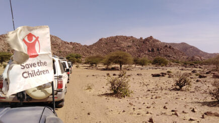 Pelastakaa Lasten autot ajavat hiekkatiellä Sudanissa