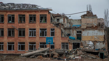 Tuhoutunut koulu ja koulun piha Ukrainassa