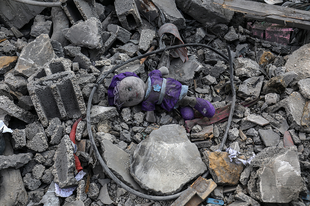 Lasten lelu Gazan pommitetuissa raunioissa.