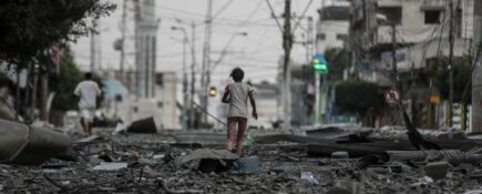 Ilmahyökkäyksen jälkeen tyttö pakenee Gazassa tuhon keskellä 8.10.2023