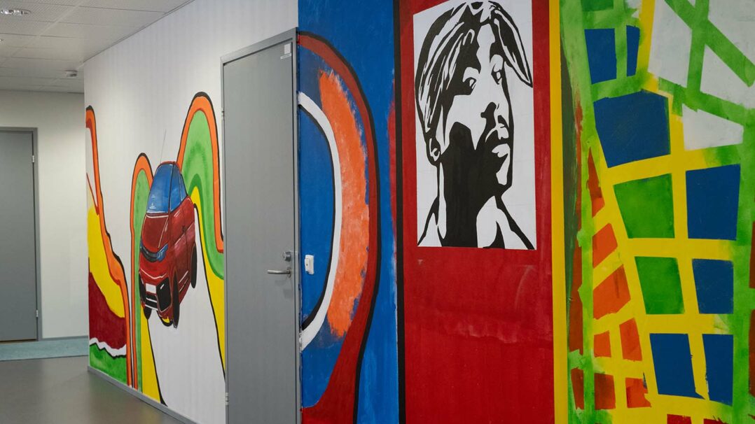 Erityislastenkoti Kaislan ylä kerran käytävän lasten ja nuorten tekemiä grafitteja seinällä