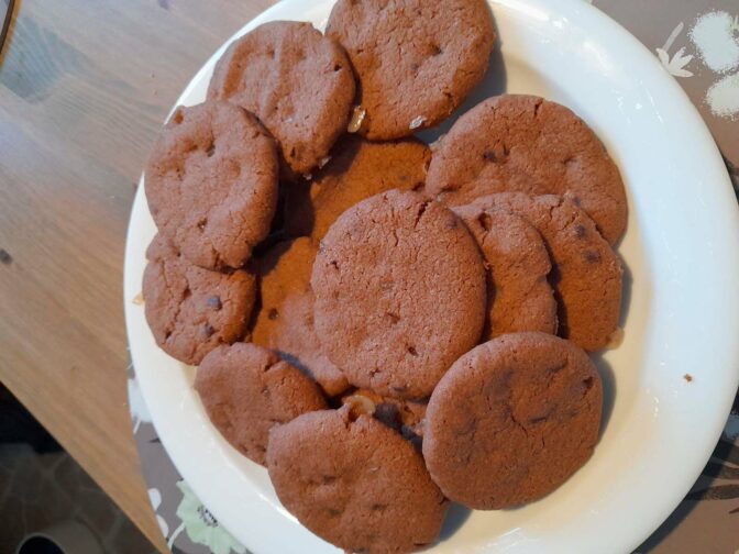 Etelä-Suomen perhehoitotiimin asiakasperheen tekemiä keksejä sijaishuollon juhlapäivän kunniaksi.