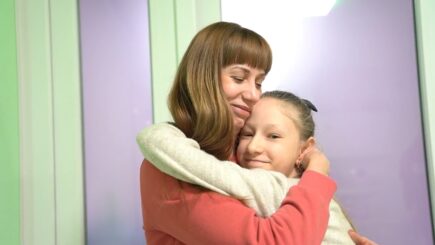 Kuvassa ukrainalainen Alina halaa 10-vuotiasta tytärtään Pelastakaa Lasten lapsiystävällisessä tilassa