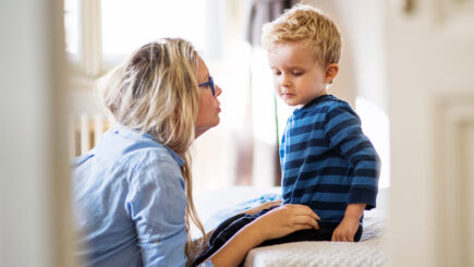 aikuinen puhumassa pienelle lapselle