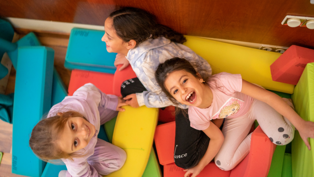 Lapsia leikkimässä lapsiystävällisessä tilassa