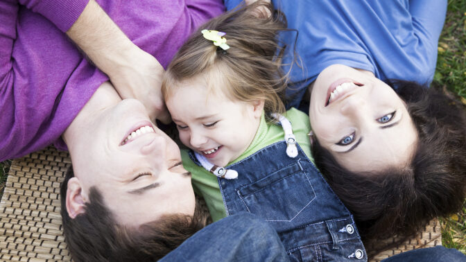 Äidin ja isän välissä pikku tyttö