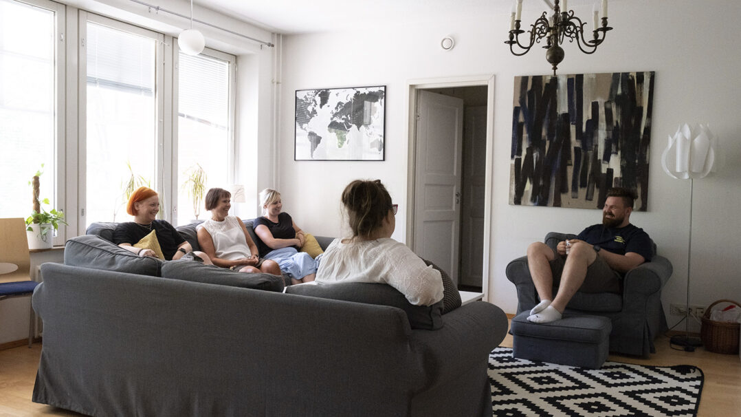 Lastenkoti Suvilinnan olohuoneen sohvat