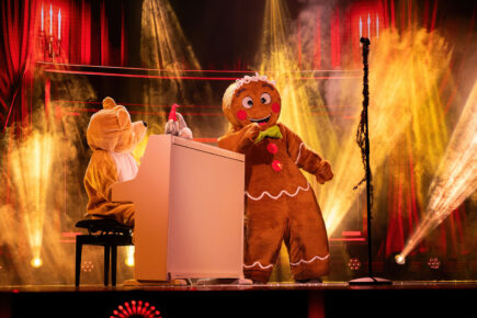 Masked Singer hahmo Pipari laulaa lavalla.