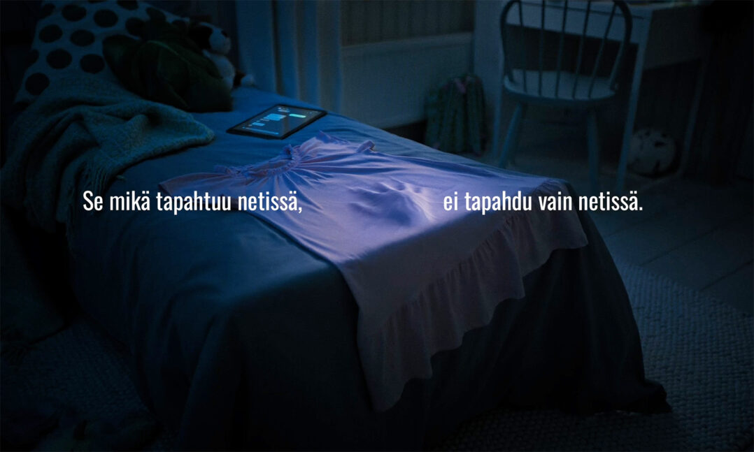 Kuvassa lapsen sänky, jonka päällä teksti "Se mikä tapahtuu netissä, ei tapahdu vain netissä"