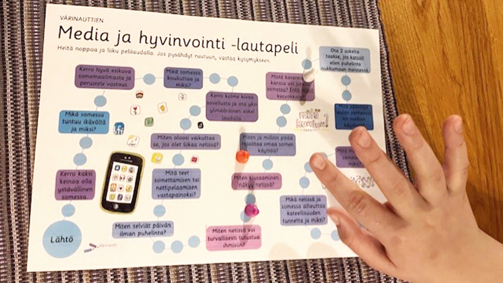Perhekuntoutusyksikkö Tyrskyn asiakasperheen lapsi pelaa opettavaista peliä