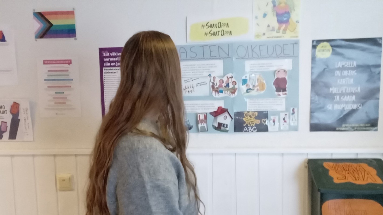 Erityislastenkoti Raunilan ohjaaja katselee ilmoitustaulua