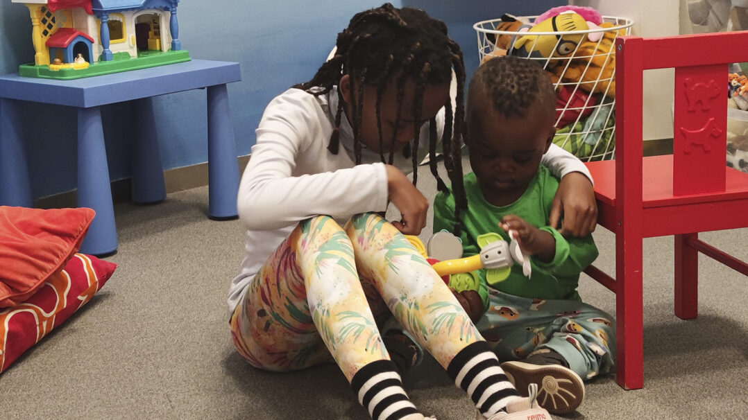 Adoptoidut lapset leikkii yhdessä