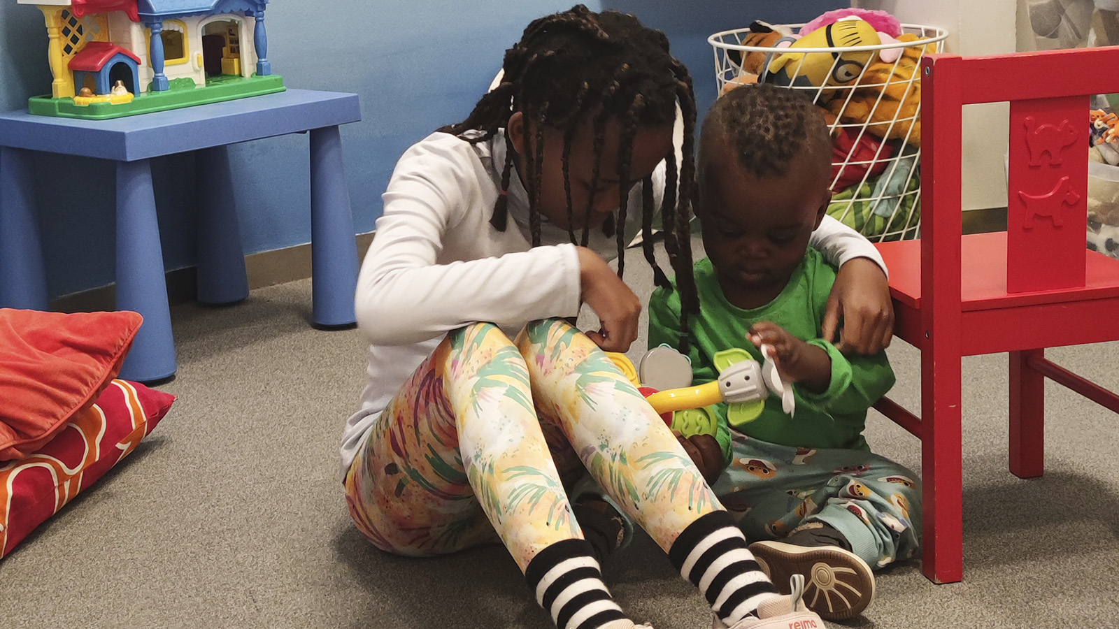 Adoptoidut lapset leikkii yhdessä