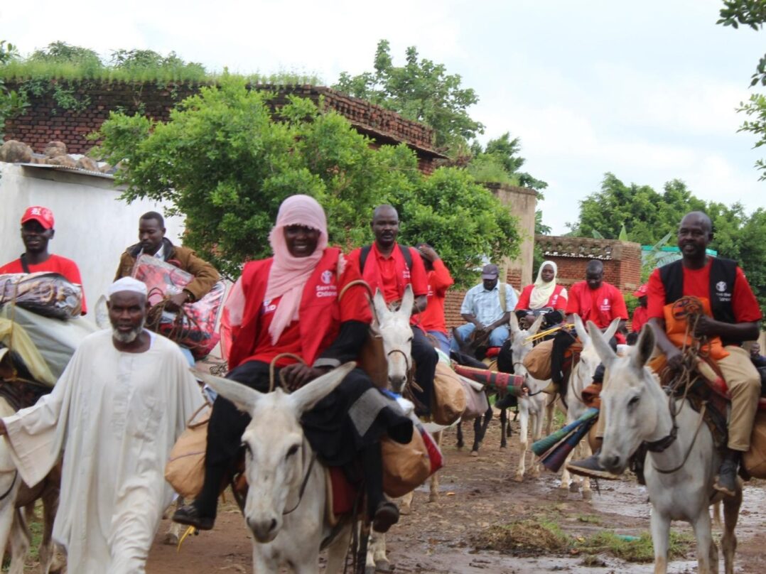 Pelastakaa Lasten avustustarvikkeiden kuljetus Jebel Marran vuoristoalueella Darfurin alueella Sudanissa.