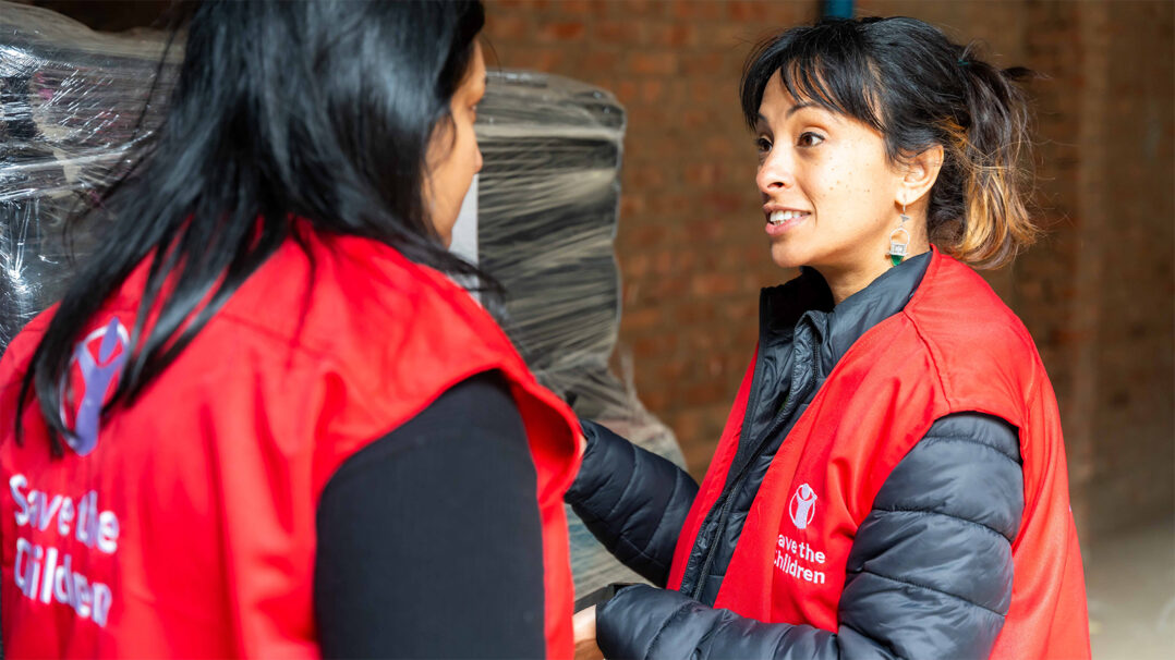 Kaksi Pelastakaa Lasten työntekijää keskustelevat Gazassa