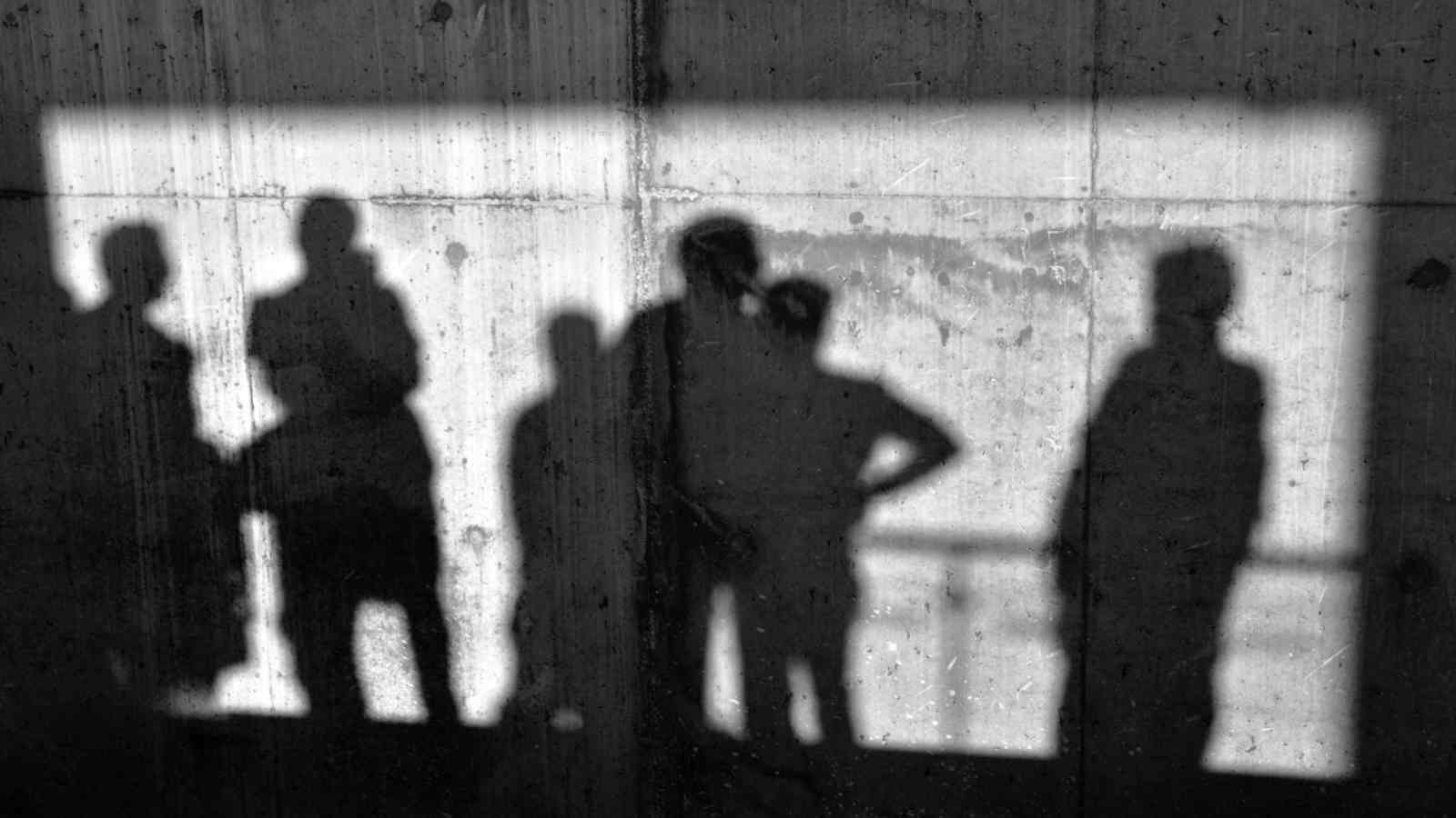Nuorten varjoja heijastuneena seinää vasten