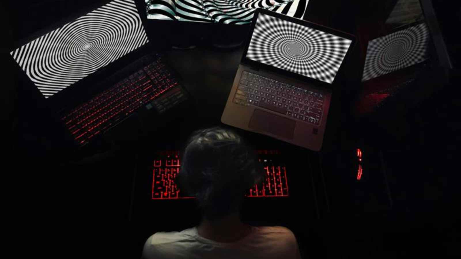 Nuori tietokoneen ruutujen äärellä.