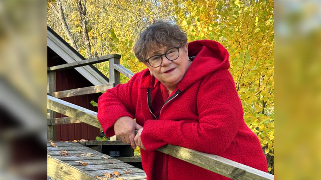 Euran Pelastakaa Lasten vapaaehtoinen Annu Leppänen syksyisessä maisemassa punaisessa hupparipaidassa