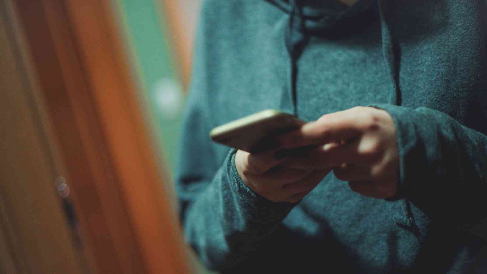 Lapsi, jolla kädessä puhelin