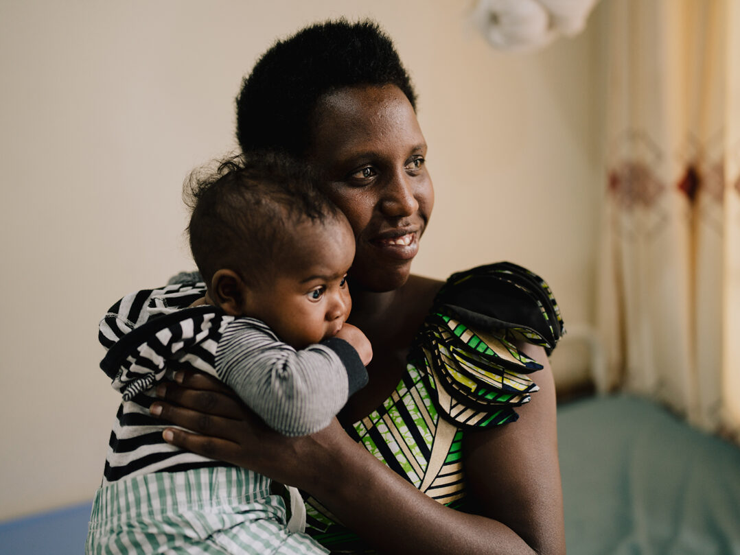 Äiti pitää vauvaa sylissään.