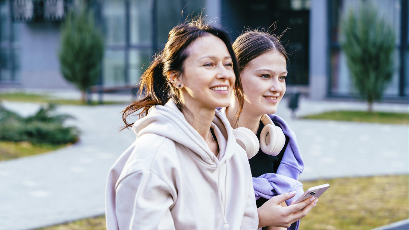Äiti ja tytär istuvat ulkona