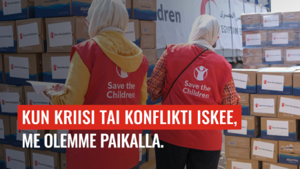 Pelastakaa Lasten työntekijät pakkaavat laatikoita, joissa on avustustarvikkeita.