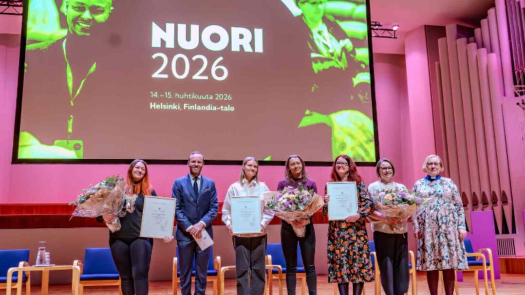 Kuvassa nuorisotyön tunnustuspalkinnon saaneet tahot Oulun kaupungilta, Netarista ja Gettogymistä yhdessä ministeri Poutalan kanssa.