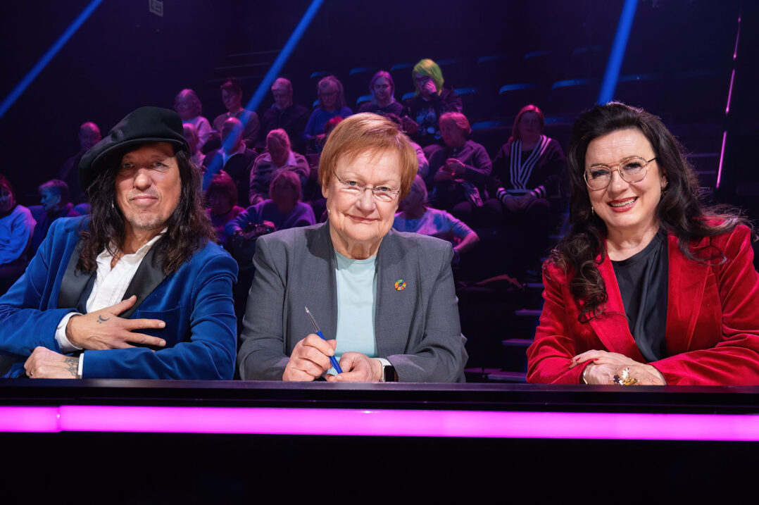 Tähdet, tähdet jakson tuomarit istuvat rivissä pöydän takana