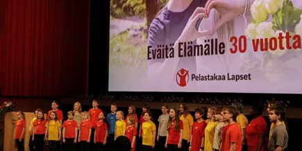 Lapsikuoro laulamassa Eväitä Elämälle juhlassa