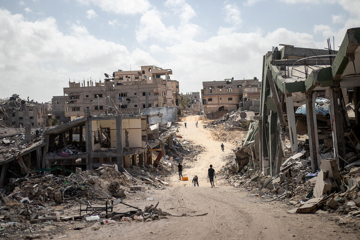 Lapsia kävelee tuhoutuneilla Gazan kaduilla.