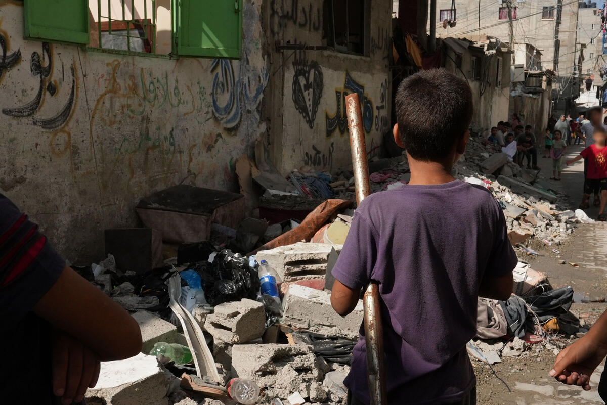 Lapsi seisoo Gazan kadulla raunioiden keskellä. Sota alkoi 7. lokakuuta 2023 ja sodan aikana henkensä on menettänyt yli 21 000 lasta.