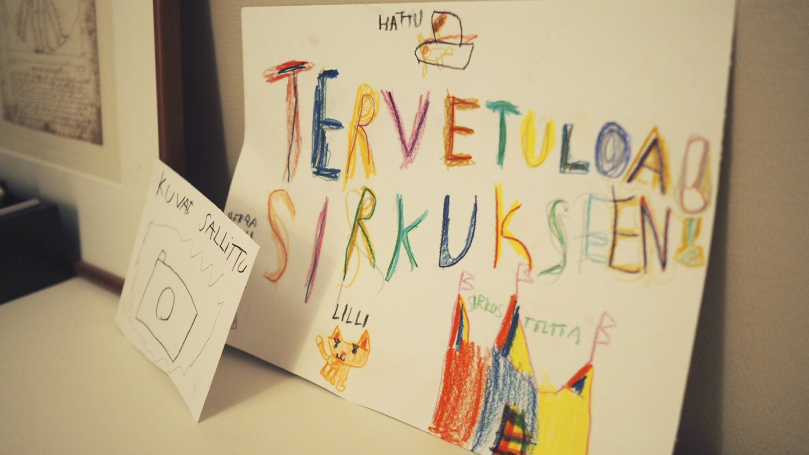 tukiperheen tyttöjen piirtämä kutsu sirkukseen
