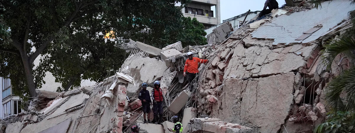Pelastajat etsivät uhreja romahtaneen rakennuksen raunioista Caracasissa Venezuelassa tapahtuneiden maanjäristysten jälkeen.